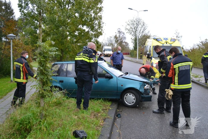 Twee personenauto's botsen voor brandweerkazerne