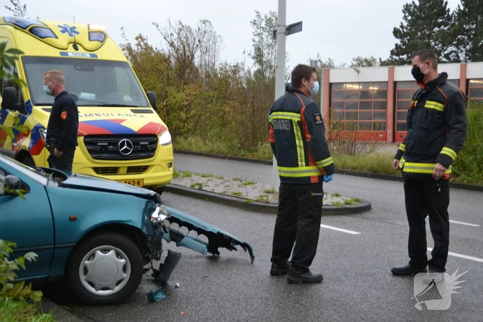 Twee personenauto's botsen voor brandweerkazerne