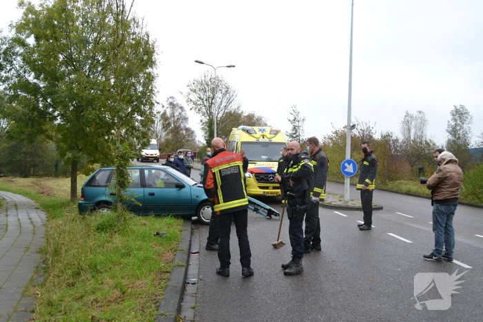 Twee personenauto's botsen voor brandweerkazerne