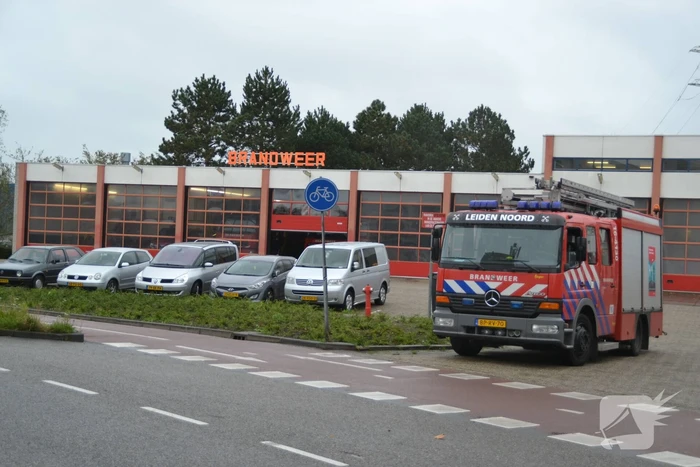 Twee personenauto's botsen voor brandweerkazerne