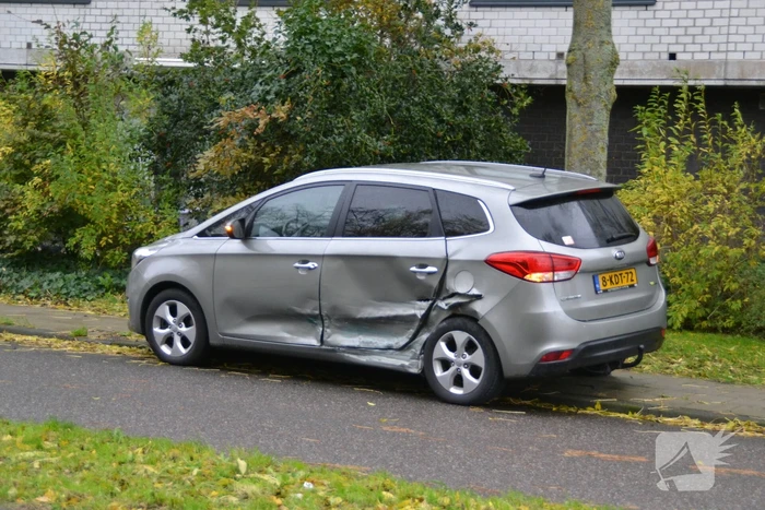 Twee personenauto's botsen voor brandweerkazerne