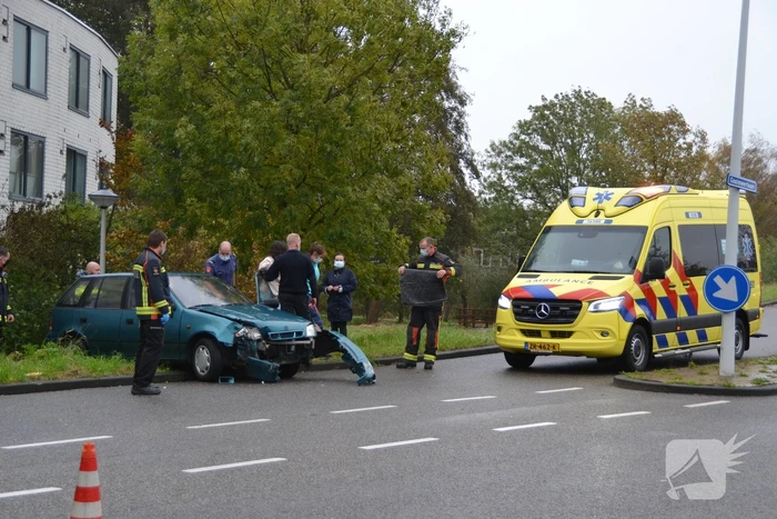 Twee personenauto's botsen voor brandweerkazerne