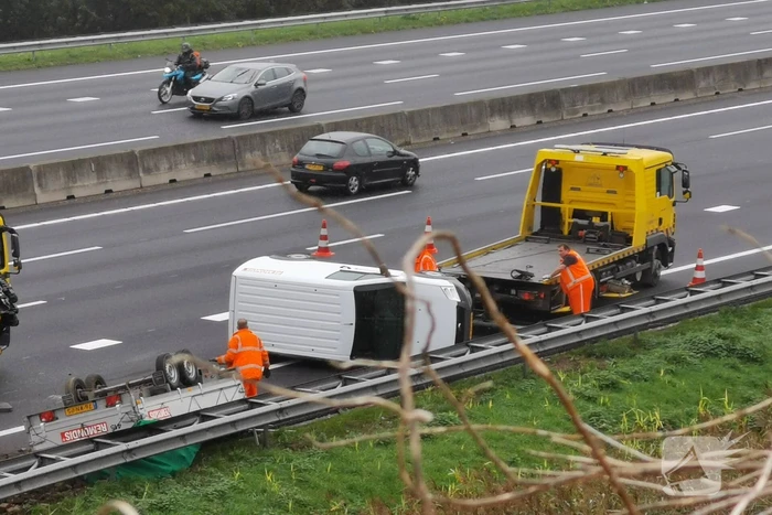 Bestelbus met aanhanger crasht op snelweg