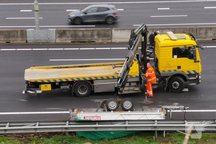 Bestelbus met aanhanger crasht op snelweg