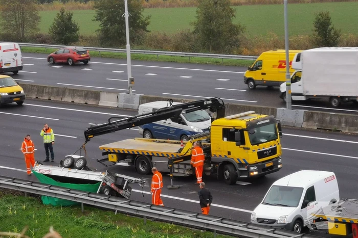 Bestelbus met aanhanger crasht op snelweg