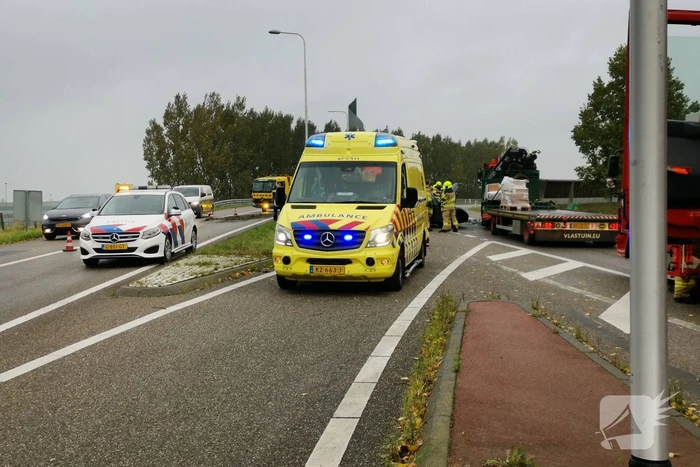 Auto van afrit geschoten, botst frontaal op vrachtwagen