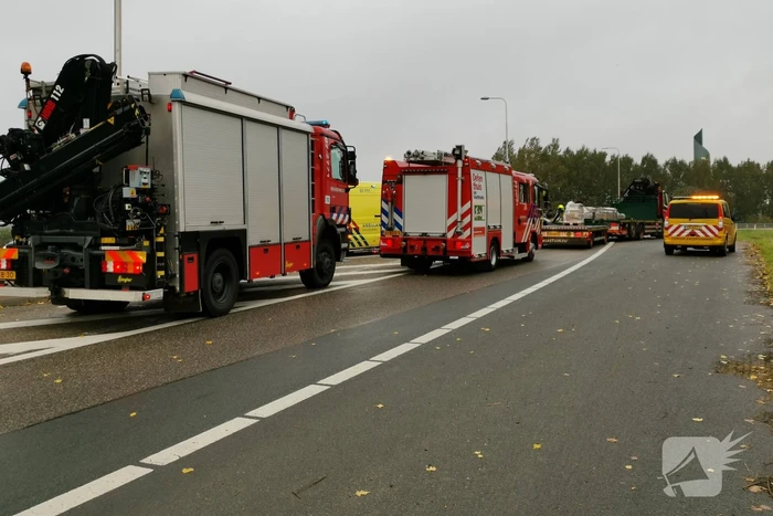 Auto van afrit geschoten, botst frontaal op vrachtwagen