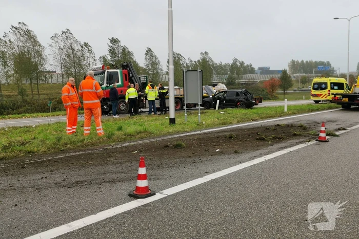 Auto van afrit geschoten, botst frontaal op vrachtwagen