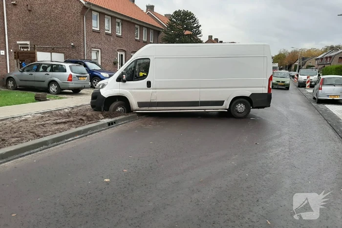 Bezorger rijdt zichzelf vast in berm