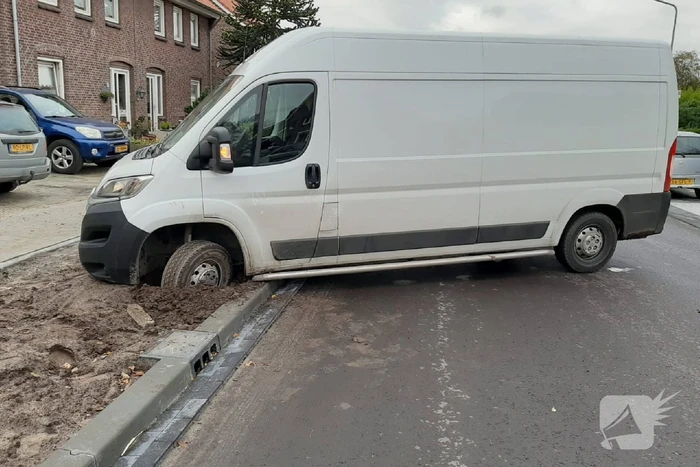 Bezorger rijdt zichzelf vast in berm