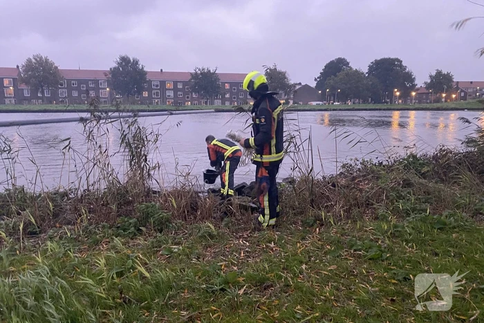 Brandweer blust brand in boom met emmer