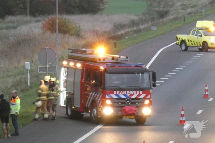 Auto raakt van de weg en belandt in sloot