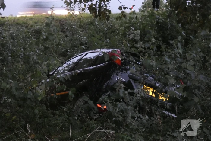 Auto raakt van de weg en belandt in sloot