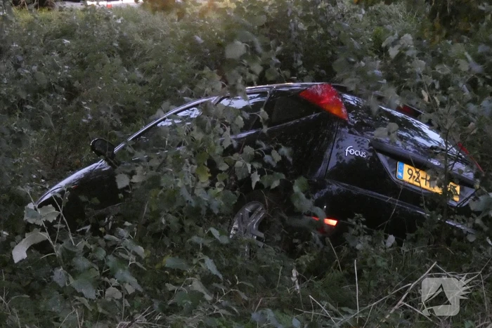 Auto raakt van de weg en belandt in sloot