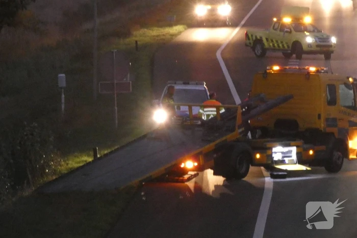 Auto raakt van de weg en belandt in sloot