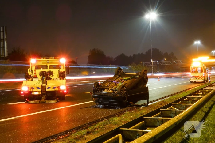 Persoon gewond bij ongeval met voertuig ondersteboven