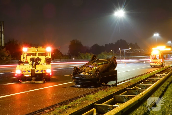Persoon gewond bij ongeval met voertuig ondersteboven