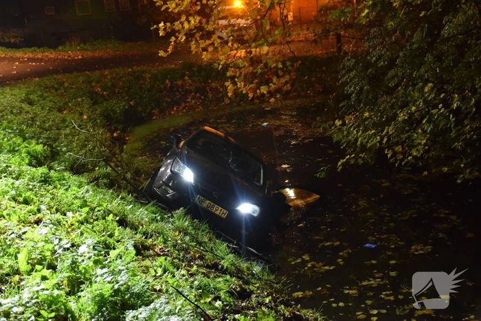 Auto raakt te water