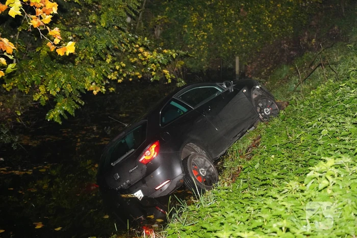 Auto raakt te water