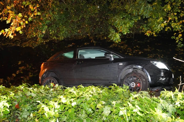 Auto raakt te water