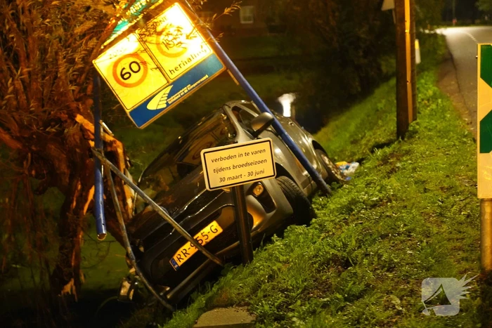 Inzittenden slaan op vlucht na crash met auto