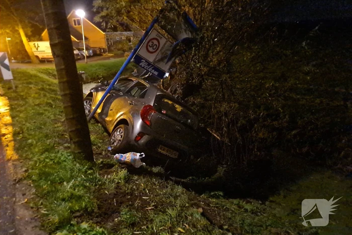 Inzittenden slaan op vlucht na crash met auto
