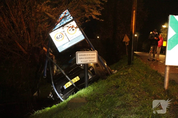 Inzittenden slaan op vlucht na crash met auto