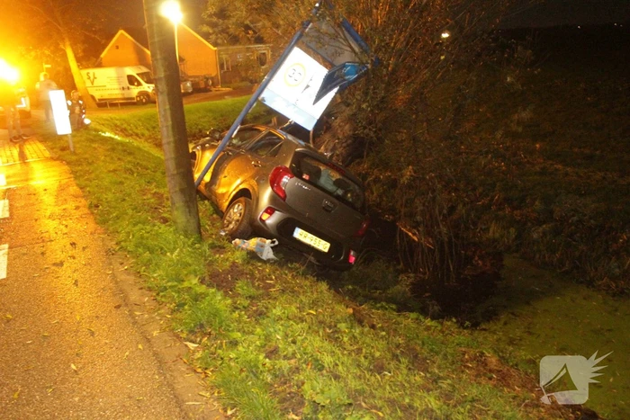 Inzittenden slaan op vlucht na crash met auto
