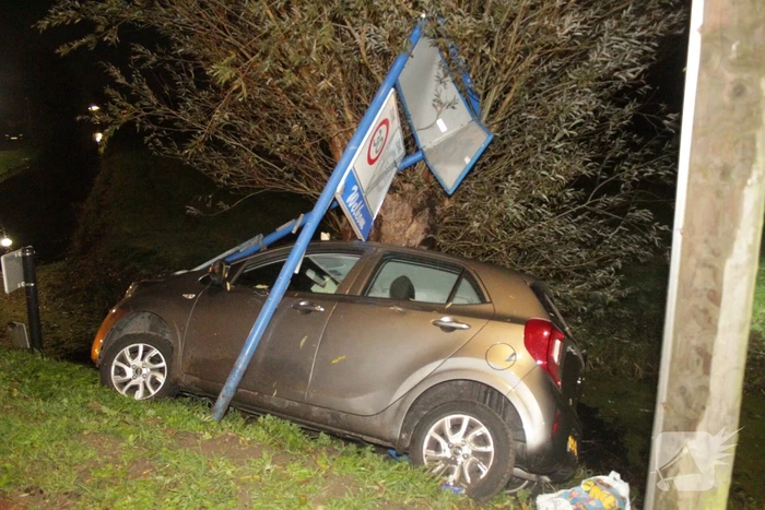 Inzittenden slaan op vlucht na crash met auto