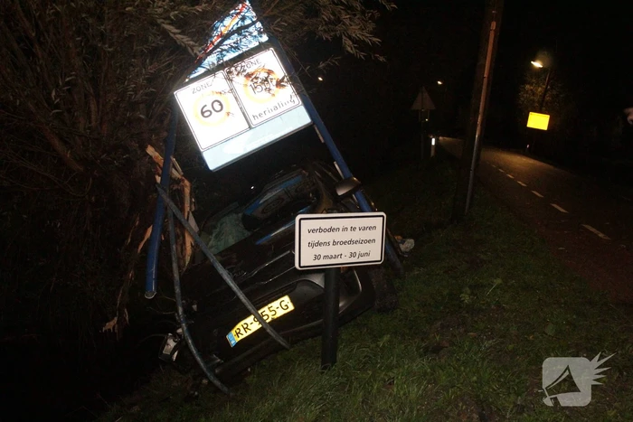 Inzittenden slaan op vlucht na crash met auto