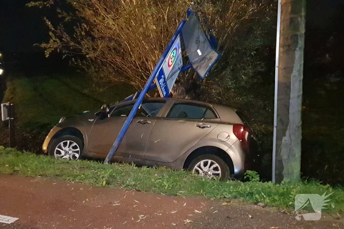 Inzittenden slaan op vlucht na crash met auto