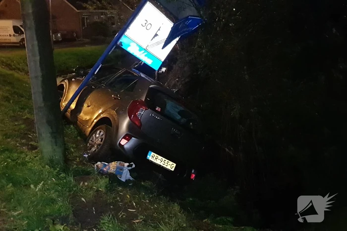 Inzittenden slaan op vlucht na crash met auto