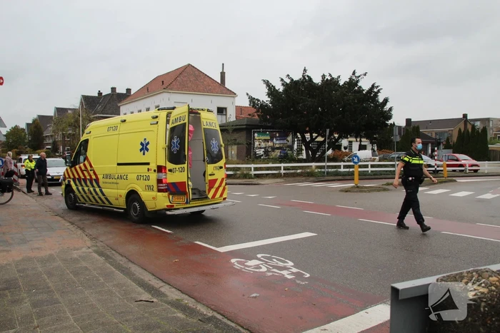 Oudere vrouw raakt gewond na val met fiets