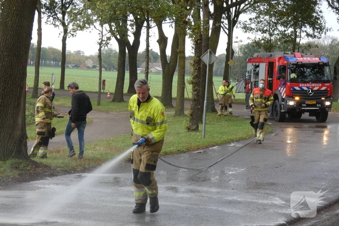 Personenauto lekt vloeistof na botsing tegen boom