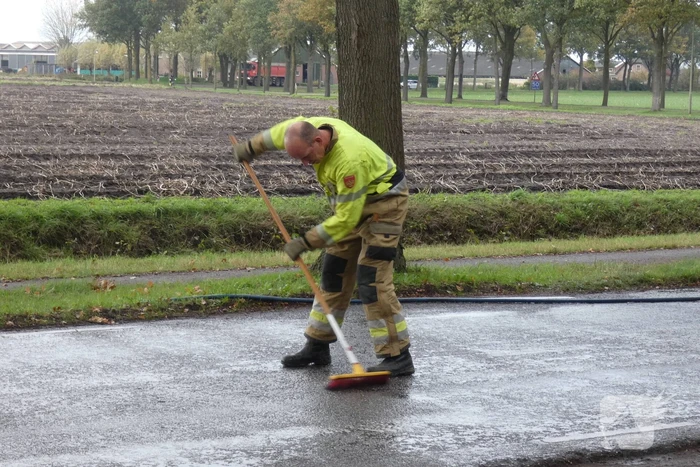 Personenauto lekt vloeistof na botsing tegen boom