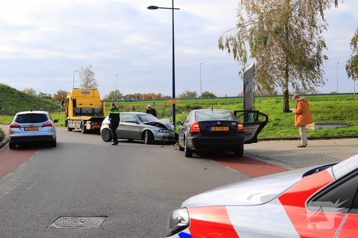 Twee auto's botsen frontaal in bocht