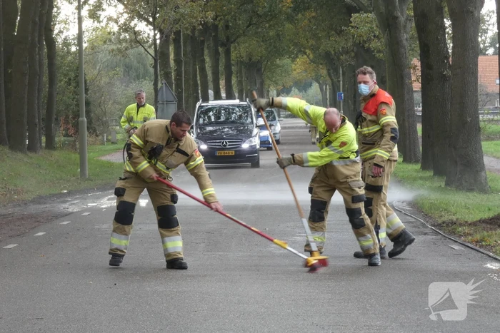 Personenauto lekt vloeistof na botsing tegen boom