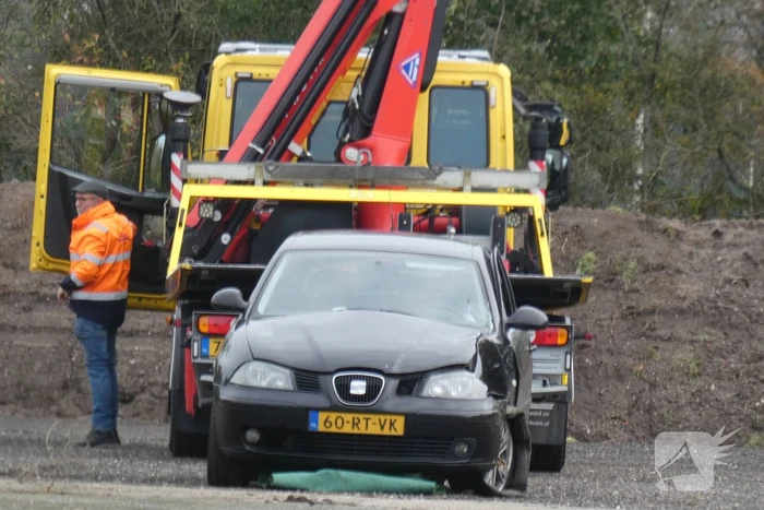 Personenauto lekt vloeistof na botsing tegen boom