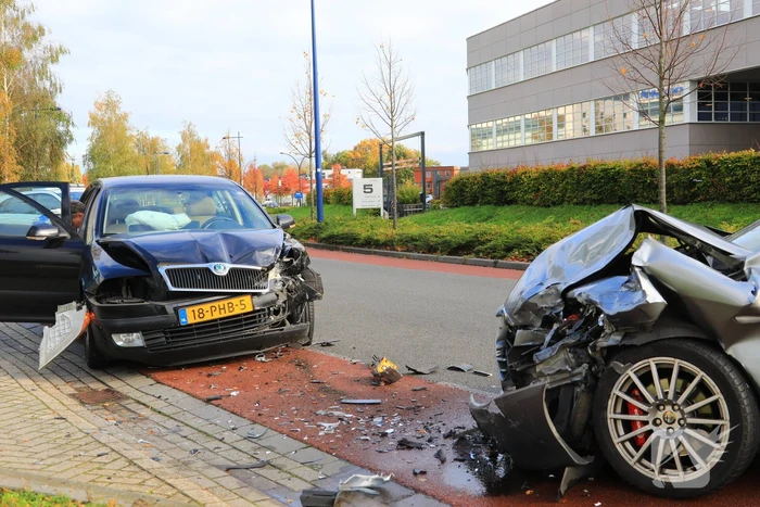 Twee auto's botsen frontaal in bocht
