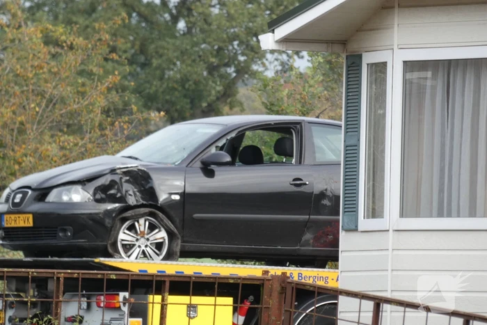 Personenauto lekt vloeistof na botsing tegen boom