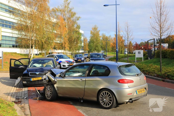 Twee auto's botsen frontaal in bocht