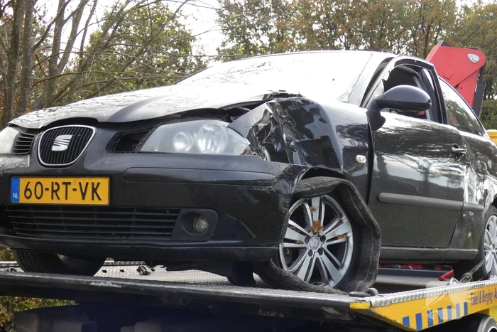 Personenauto lekt vloeistof na botsing tegen boom