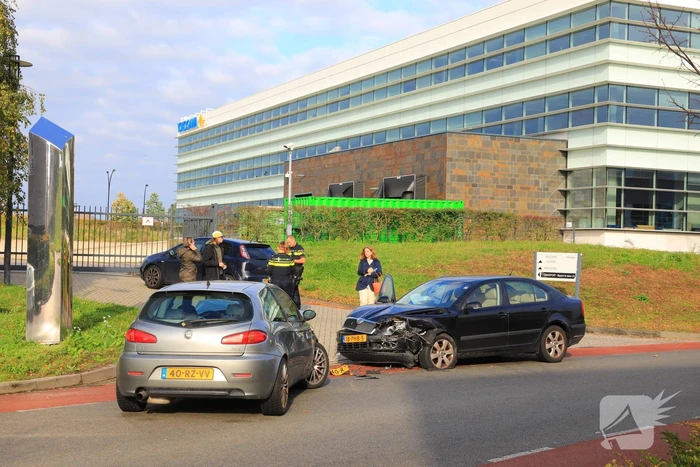 Twee auto's botsen frontaal in bocht