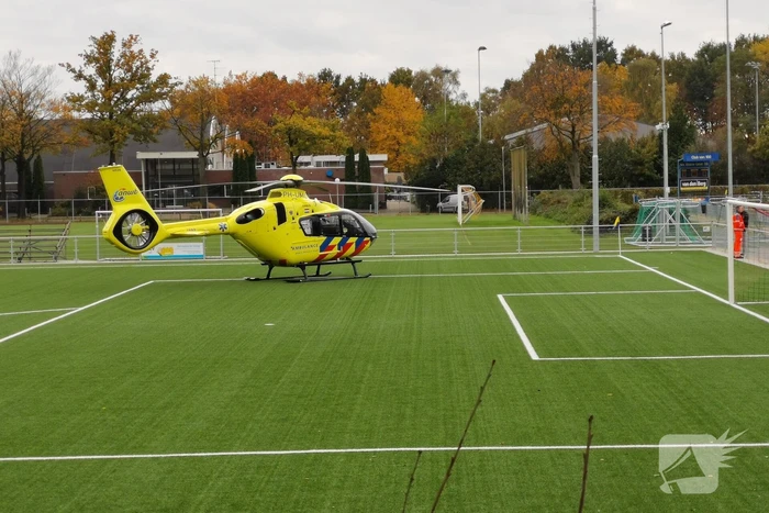 Traumahelikopter landt voor ongeval met voetganger en personenauto