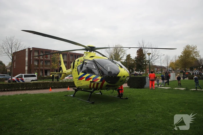 Traumahelikoper landt voor gewond persoon