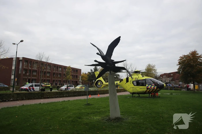 Traumahelikoper landt voor gewond persoon