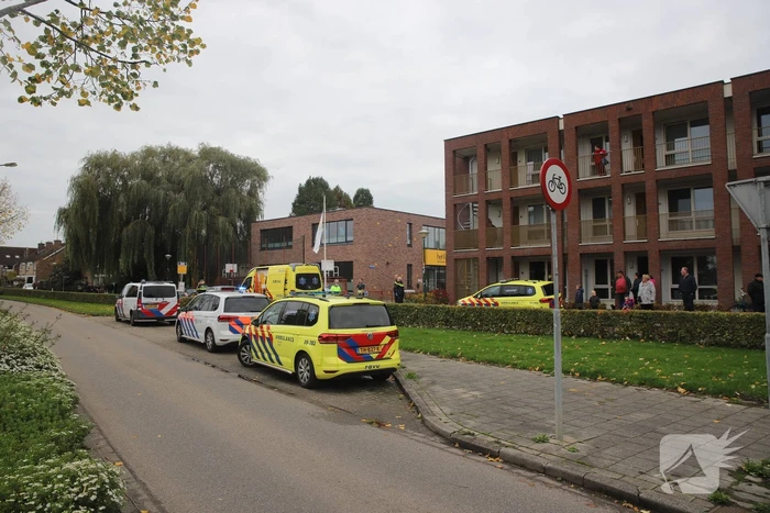 Traumahelikoper landt voor gewond persoon