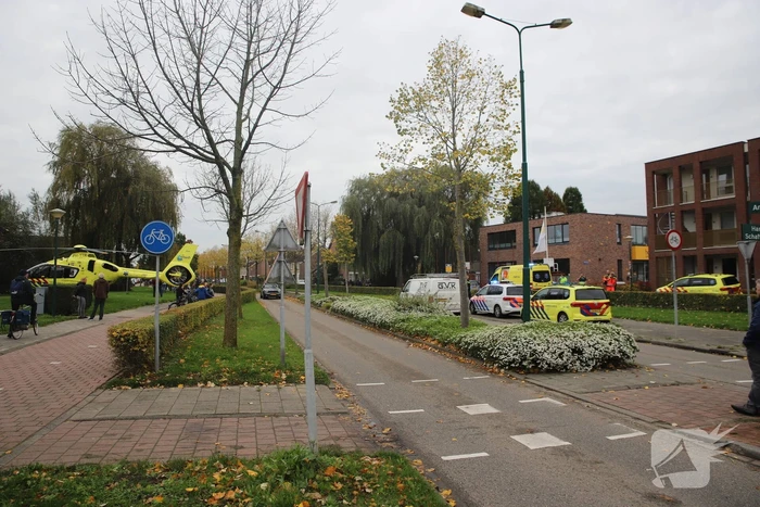 Traumahelikoper landt voor gewond persoon