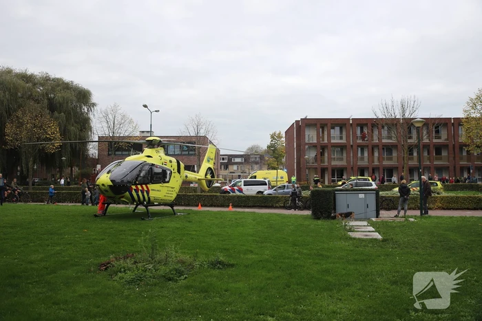 Traumahelikoper landt voor gewond persoon
