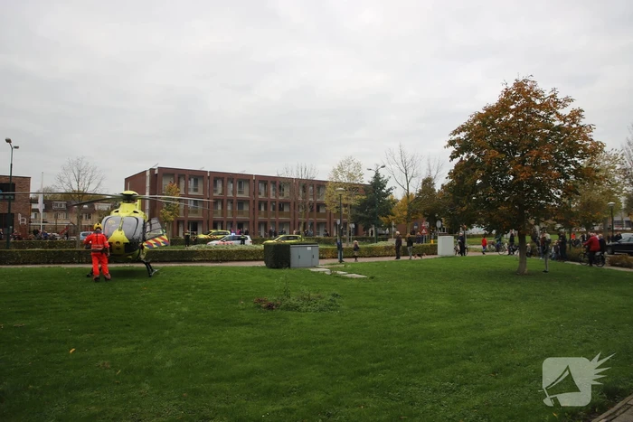 Traumahelikoper landt voor gewond persoon